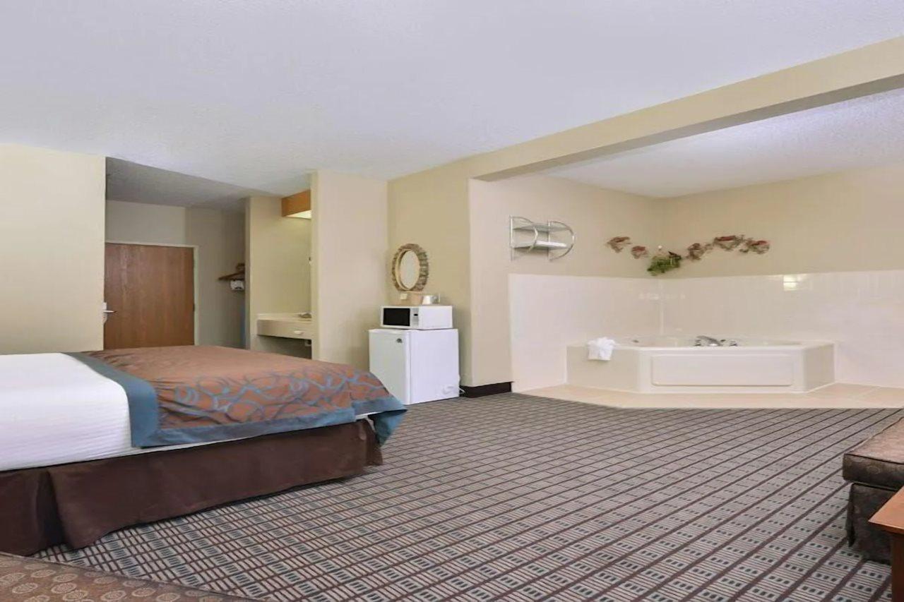 Regency Inn Geneseo Il I-80 Extérieur photo