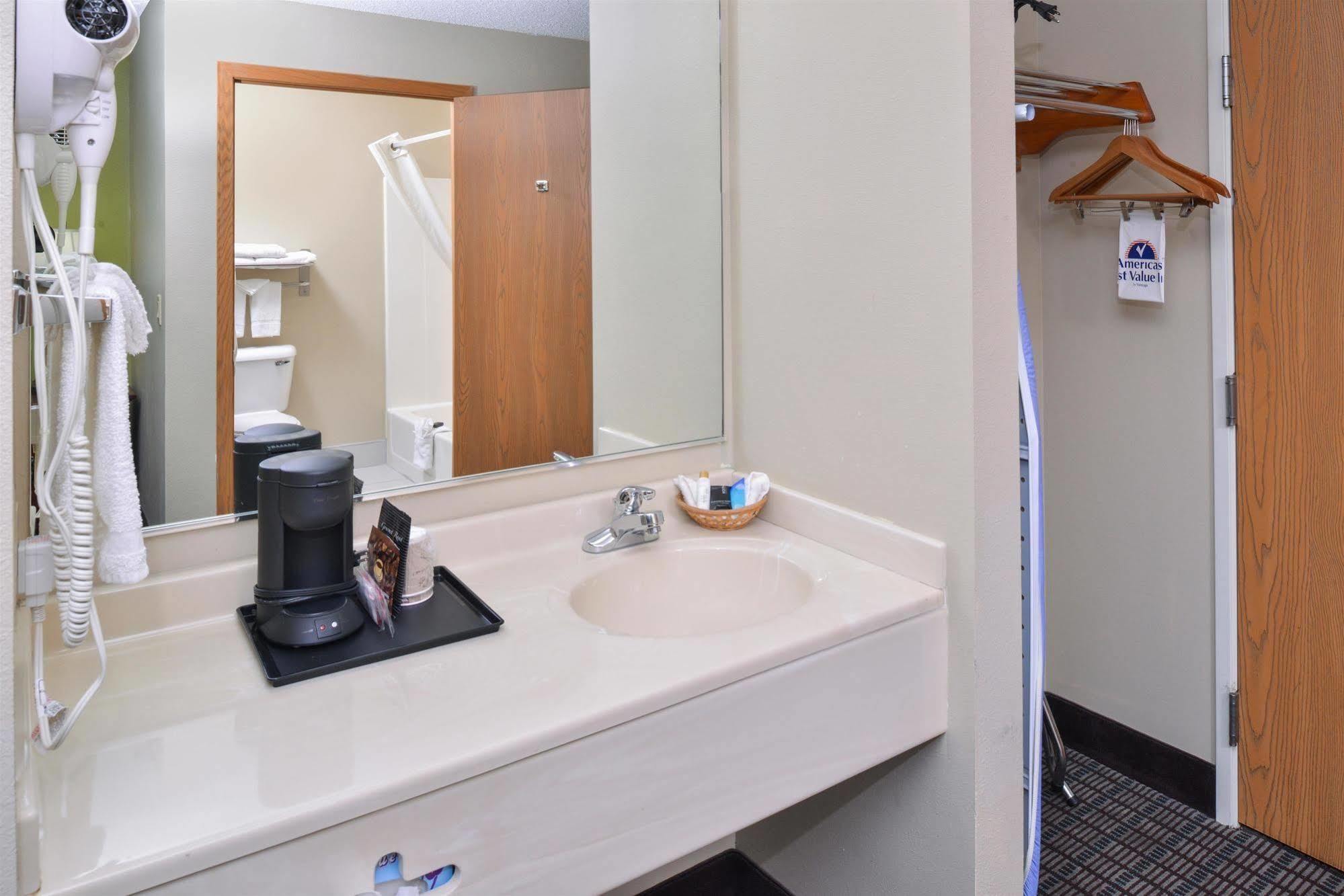 Regency Inn Geneseo Il I-80 Extérieur photo